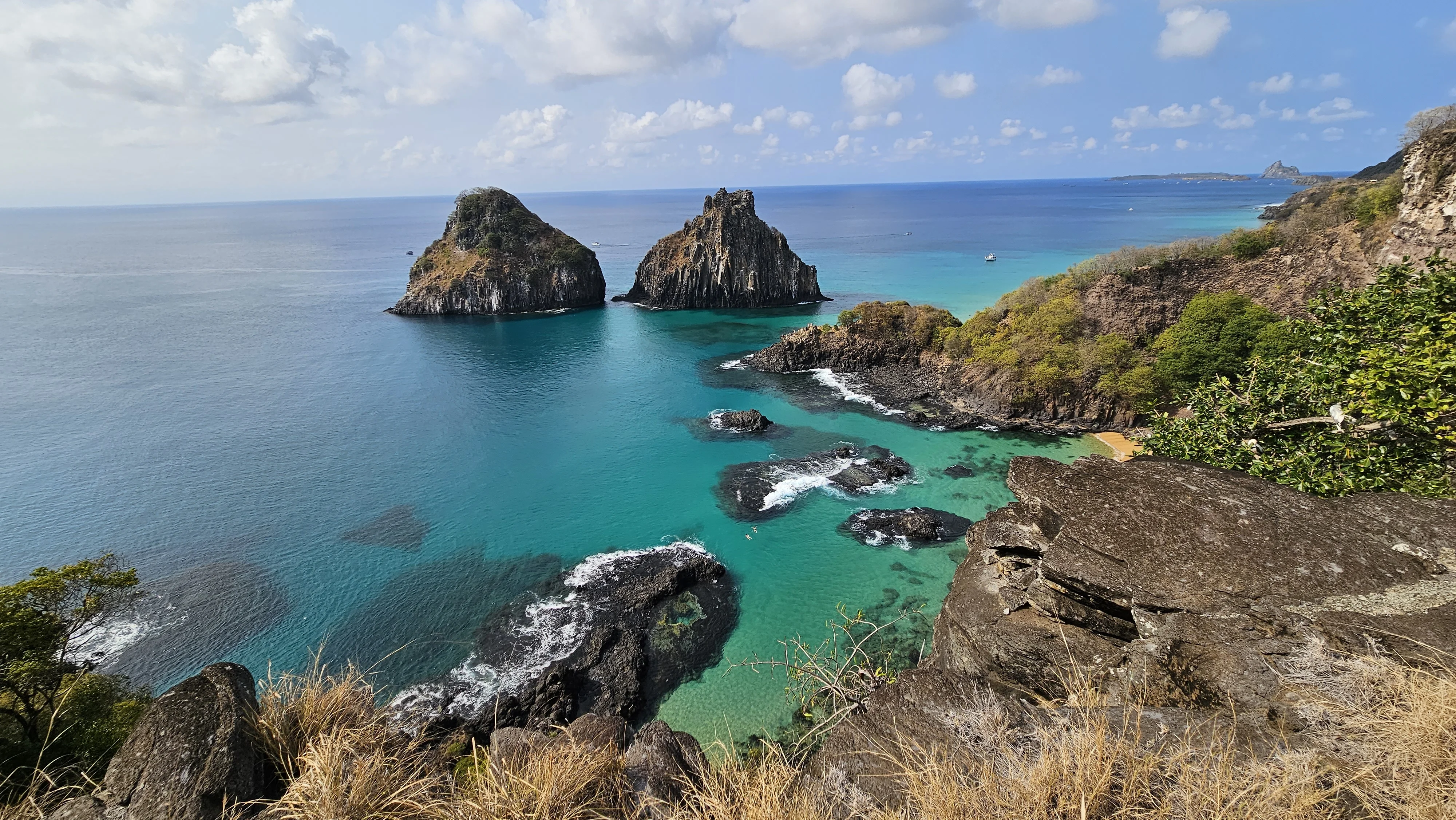 Vista paradisíaca das águas cristalinas de Fernando de Noronha