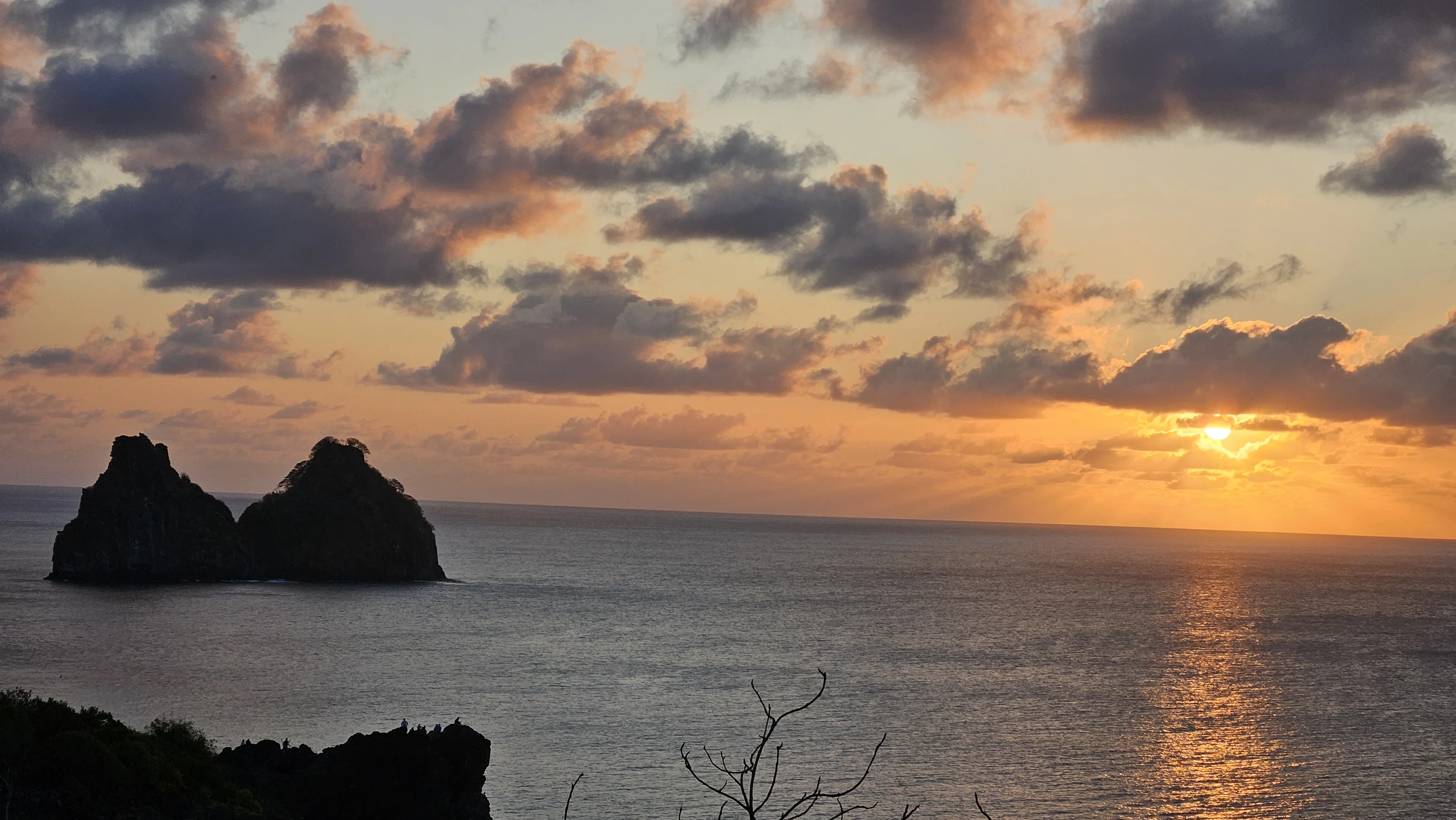 Pôr do sol deslumbrante em Fernando de Noronha visto próximo à Pousada do Mano